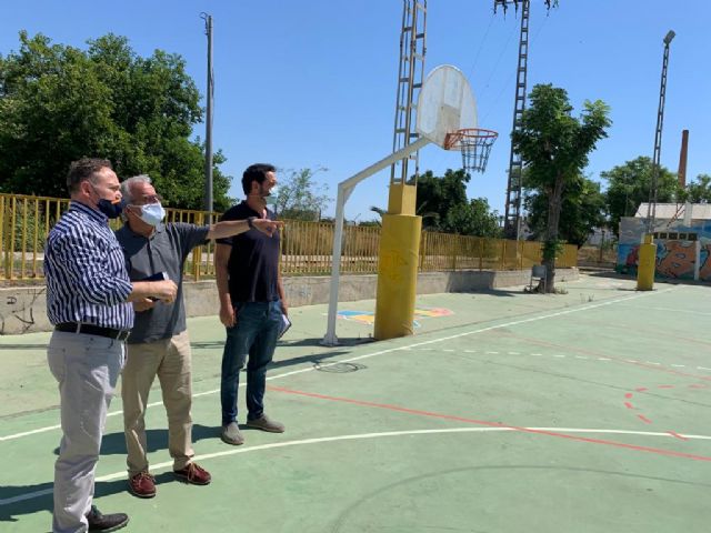 Deportes trabaja en la instalación de una cubierta para una de las pistas polideportivas del colegio Barriomar 74 - 3, Foto 3