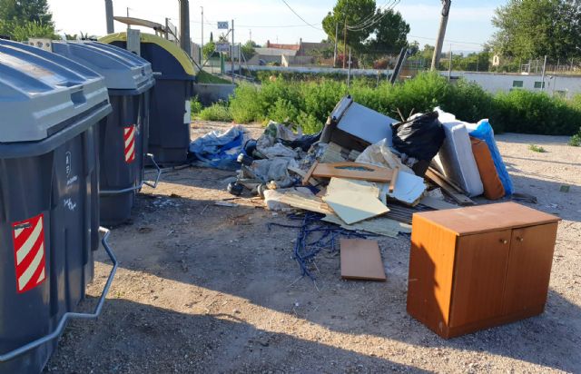 ¿Eres un salvaje?, lema de la campaña del Ayuntamiento torreño que recuerda las normas de uso de los contenedores - 4, Foto 4