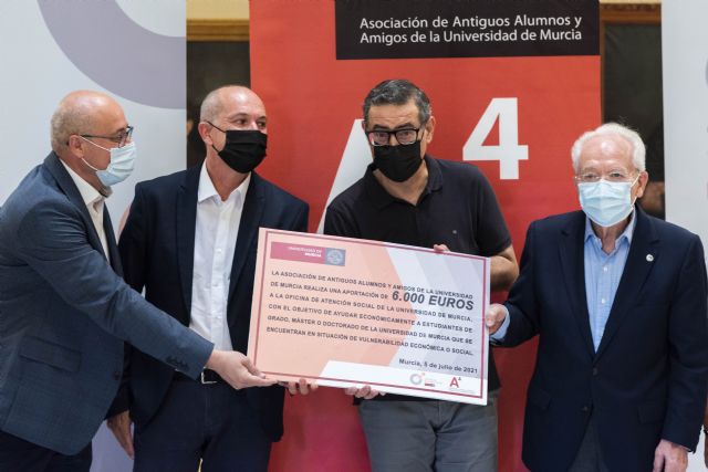 La Asociación de Antiguos Alumnos y Amigos de la UMU dona 6000 euros a la Oficina de Atención Social - 2, Foto 2