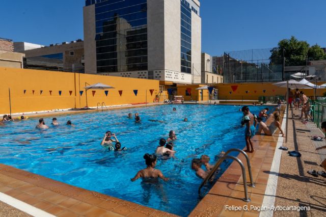 Los cartageneros disfrutan de la piscina de la Casa de la Juventud - 1, Foto 1