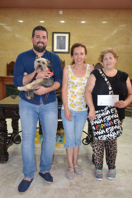 El Ayuntamiento entrega 515 euros a Dogs Rescue, la recaudación de la fiesta de la escuela de verano de Calascole 2018 - 1, Foto 1
