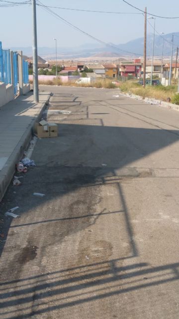 La explanada del Instituto de La Paca sigue llena de basura 15 días después de un concierto - 1, Foto 1