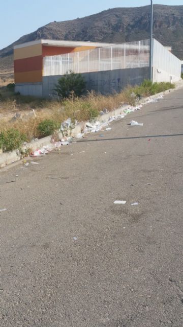 La explanada del Instituto de La Paca sigue llena de basura 15 días después de un concierto - 2, Foto 2