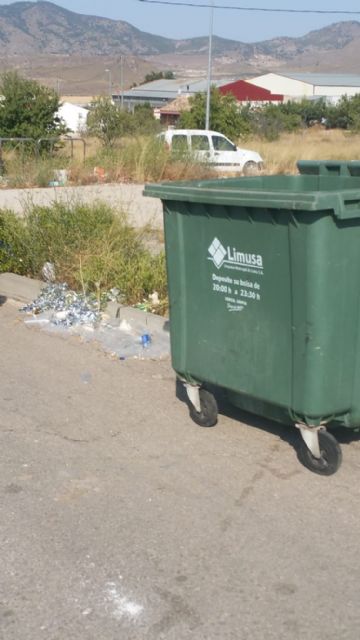 La explanada del Instituto de La Paca sigue llena de basura 15 días después de un concierto - 3, Foto 3