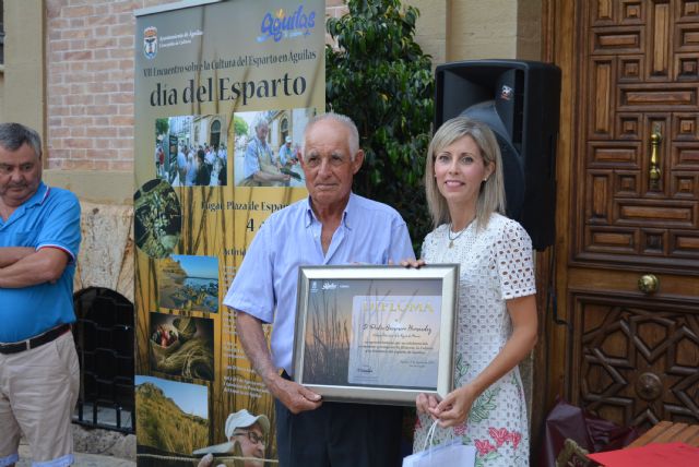 Los artesanos esparteros exhiben en la plaza de España una muestra de sus trabajos - 1, Foto 1