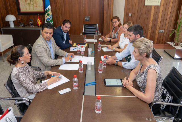 La alcaldesa reitera al consejero de Medio Ambiente la necesidad de construir balnearios en Los Urrutias, Punta Brava y Estrella de Mar - 1, Foto 1