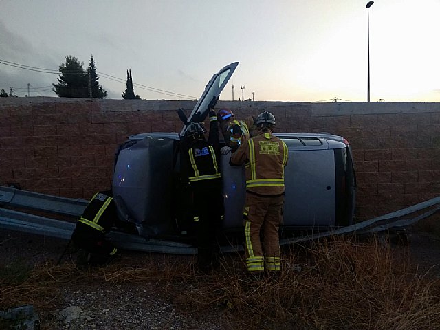 Servicios de emergencia rescatan y trasladan al hospital a sendos heridos en accidentes de tráfico ocurridos en Yecla y Lorca - 1, Foto 1