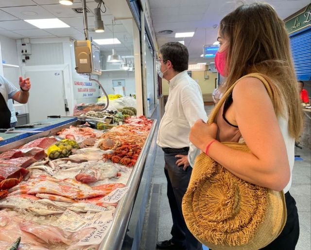 Vecinos y comerciantes de La Alberca exigen al nuevo gobierno socialista una reparación urgente del techo de la plaza de abastos - 2, Foto 2