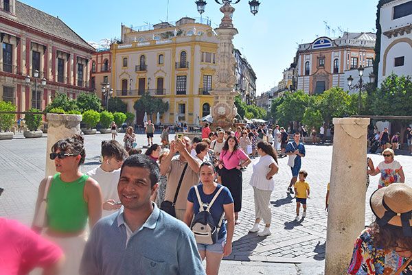 En la tarde del 4 de agosto y en la mañana del día 5 los fieles fueron a venerar a la patrona de Sevilla en la cercanía de la Virgen - 1, Foto 1