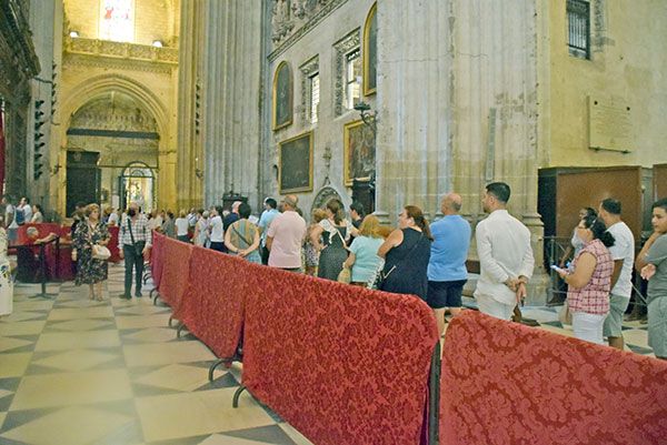 En la tarde del 4 de agosto y en la mañana del día 5 los fieles fueron a venerar a la patrona de Sevilla en la cercanía de la Virgen - 2, Foto 2