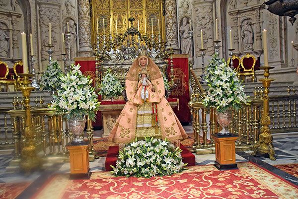 En la tarde del 4 de agosto y en la mañana del día 5 los fieles fueron a venerar a la patrona de Sevilla en la cercanía de la Virgen - 3, Foto 3