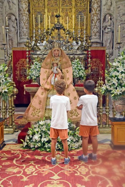 En la tarde del 4 de agosto y en la mañana del día 5 los fieles fueron a venerar a la patrona de Sevilla en la cercanía de la Virgen - 5, Foto 5
