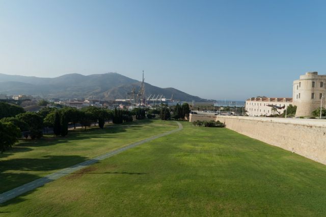 El 90 % de la zona de césped de la cuesta de El Batel ya está recuperada - 1, Foto 1