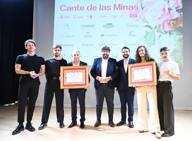 López Miras entrega el Castillete de Oro del Festival Internacional del Cante de las Minas a Vicente Vallés y Arde Bogotá - 2, Foto 2