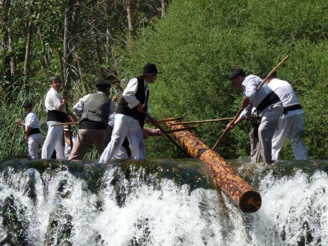 Descenso de troncos por el río, castellers o carreras de caballos… 5 propuestas para recorrer en camper los pueblos con las celebraciones más originales - 2, Foto 2