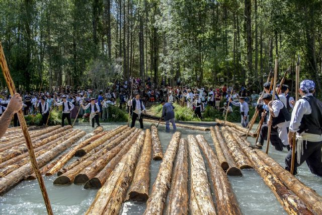 Descenso de troncos por el río, castellers o carreras de caballos… 5 propuestas para recorrer en camper los pueblos con las celebraciones más originales - 5, Foto 5