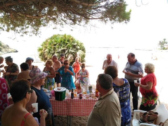 Cerca de 500 usuarios han participado este verano en el programa de viajes a la playa en la Cala del Pino, Foto 6