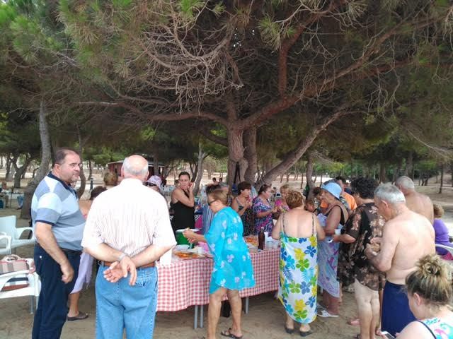 Cerca de 500 usuarios han participado este verano en el programa de viajes a la playa en la Cala del Pino, Foto 7