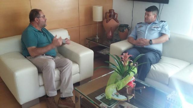 El alcalde se reúne con el nuevo comandante del Acuartelamiento Aéreo de Sierra Espuña (EVA-13) en el marco de un encuentro institucional, Foto 2