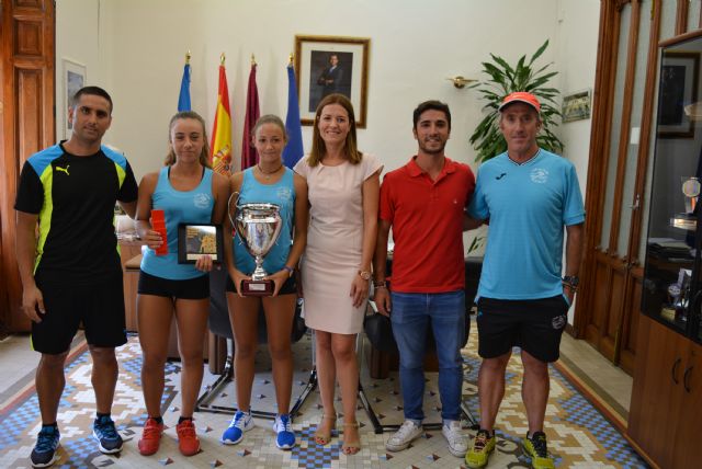 Moreno y Casado felicitan por sus triunfos al equipo femenino del Club de Tenis Águilas - 1, Foto 1