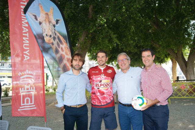 Andresito, presentado como nuevo jugador de ElPozo Murcia entre aves rapaces de Terra Natura - 1, Foto 1