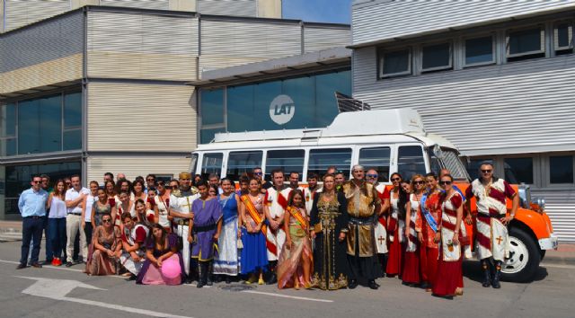Autobuses LAT recibe la visita de los Moros y Cristianos - 1, Foto 1