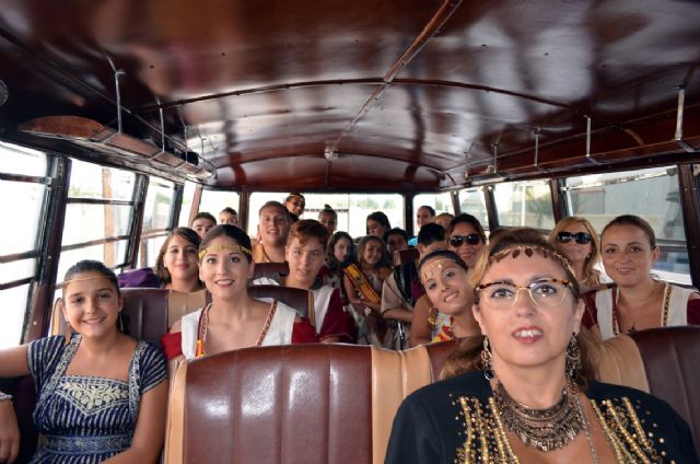 Autobuses LAT recibe la visita de los Moros y Cristianos - 2, Foto 2