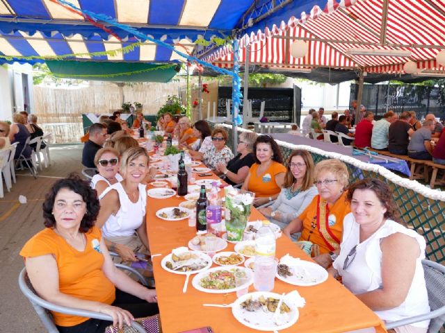 Las mujeres de Los Dolores celebraron su tradicional comida de convivencia durante las fiestas - 1, Foto 1