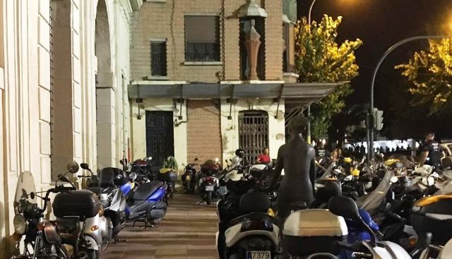 Ahora Murcia denuncia que el exterior del palacio Almudí, edificio protegido, se convierta en desmesurado aparcamiento de motos - 1, Foto 1