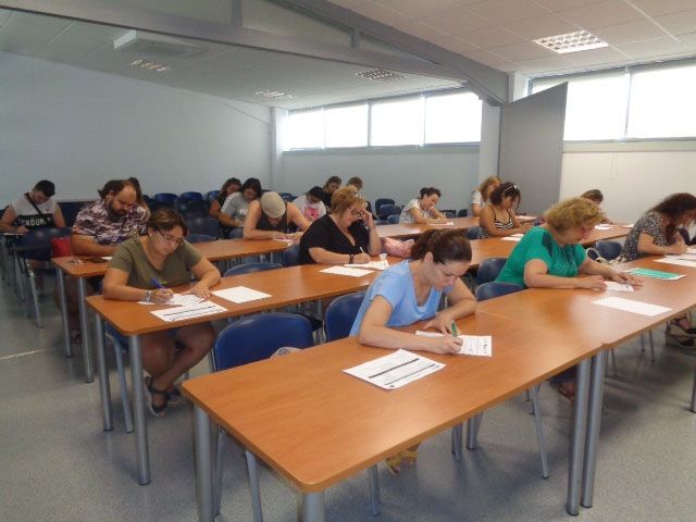 They carry out the selection test to participate in the Professional Certificate Course "Auxiliary Operations of Administrative and General Services, Foto 3
