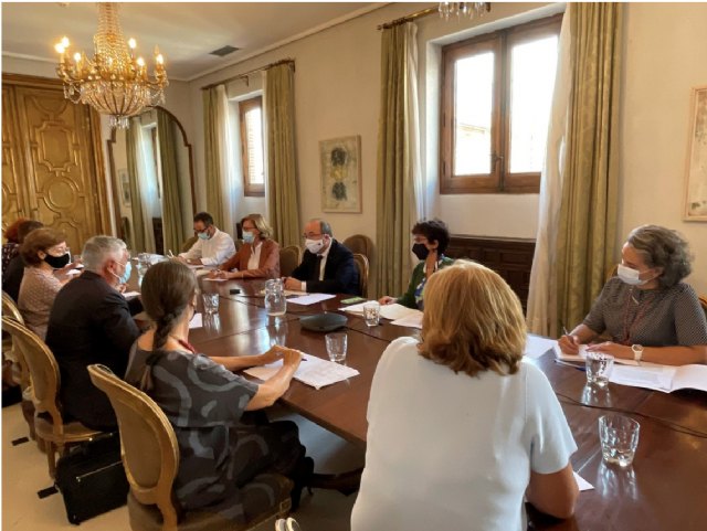 Reunión en el Ministerio de Cultura y Deporte con los integrantes de la Mesa Sectorial de Arte Contemporáneo (Consuelo Vallina, Olga Adelantado, Marta Pérez Ibáñez, Juan Antonio Álvarez Reyes, Lola Díaz González-Blanco, Ana Velasco, Miquel Iceta y María Dolores Jiménez-Blanco) del pasado 31 de agosto de 2021, Foto 1