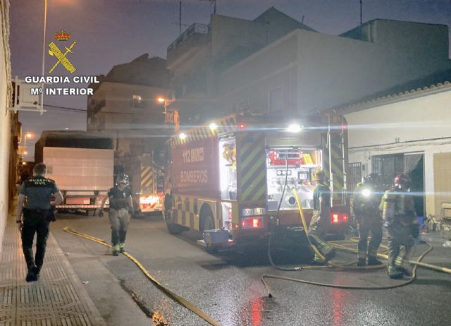 La Guardia Civil rescata in extremis al morador de una vivienda en llamas - 1, Foto 1