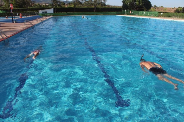 La afluencia de usuarios a las piscinas públicas municipales de Totana bate este verano récord de asistencia, Foto 1