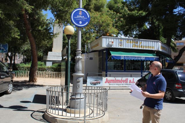 El Ayuntamiento de Jumilla instala nueve señales en el casco urbano con el lema 'Contra el Maltrato. Tolerancia cero' - 1, Foto 1