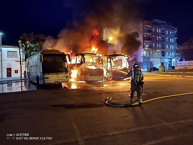 Bomberos extinguen un incendio de tres autobuses en Jumilla - 1, Foto 1