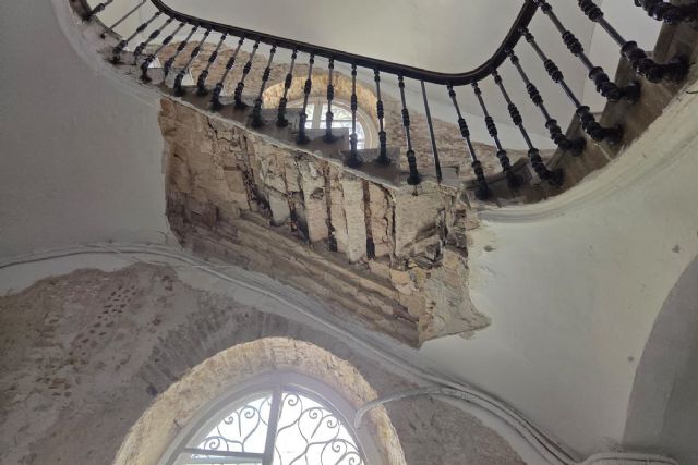 El derrumbe parcial de una escalera obliga a desalojar un edificio en la calle Honda - 1, Foto 1