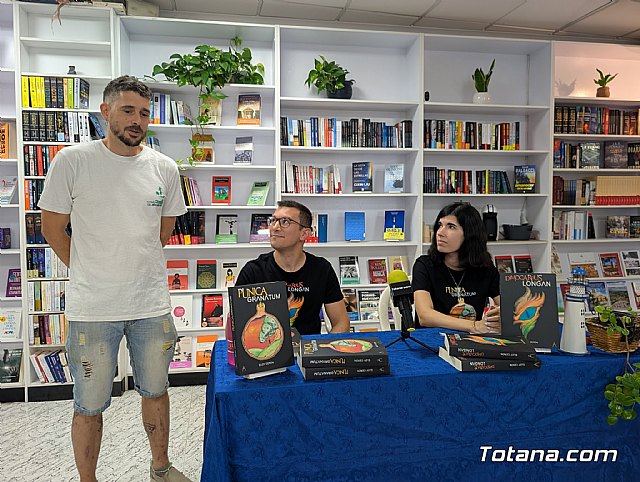 Eloy Cerón presenta en Totana sus libros Púnica granatum y Dimocarpus longan, Foto 3