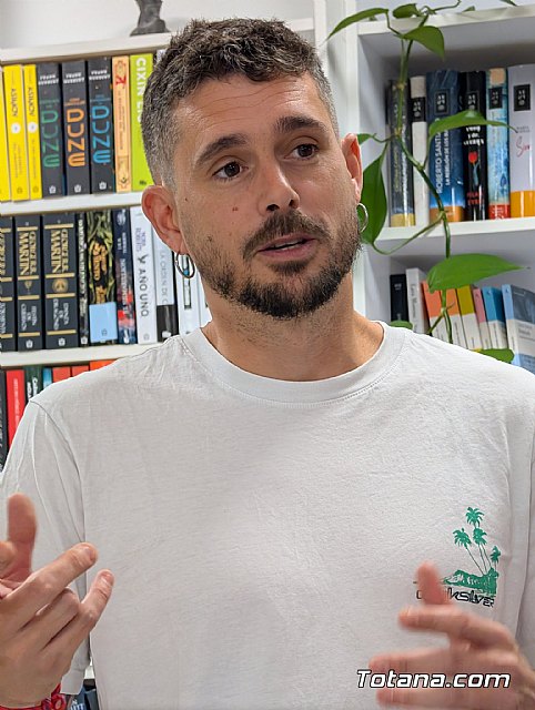 Eloy Cerón presenta en Totana sus libros Púnica granatum y Dimocarpus longan, Foto 4