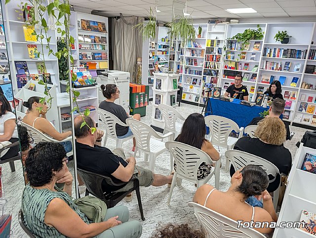 Eloy Cerón presenta en Totana sus libros Púnica granatum y Dimocarpus longan, Foto 7