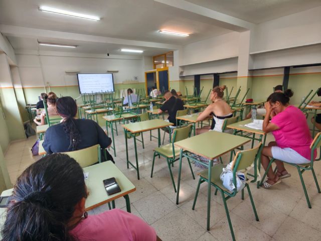 680 personas mayores de 18 a&ntilde;os se presentan a las pruebas para obtener el título de graduado en ESO - 2, Foto 2