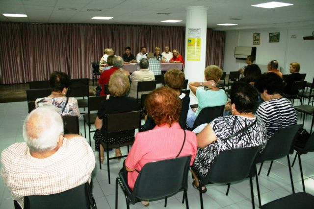 Autoridades municipales asisten a la asamblea general del Centro Municipal de Personas Mayores de la plaza Balsa Vieja