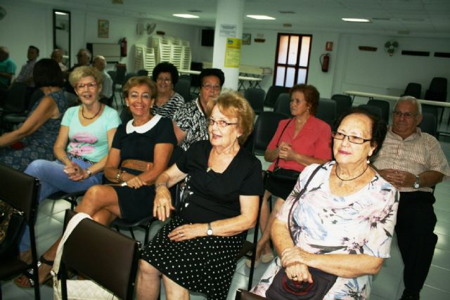 Autoridades municipales asisten a la asamblea general del Centro Municipal de Personas Mayores de la plaza Balsa Vieja, Foto 4