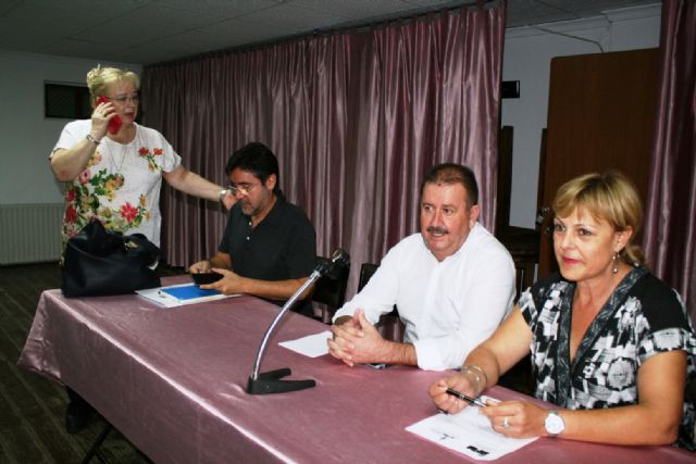 Autoridades municipales asisten a la asamblea general del Centro Municipal de Personas Mayores de la plaza Balsa Vieja, Foto 6