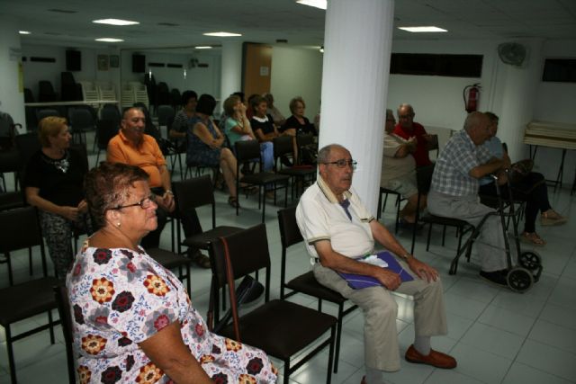 Autoridades municipales asisten a la asamblea general del Centro Municipal de Personas Mayores de la plaza Balsa Vieja, Foto 7