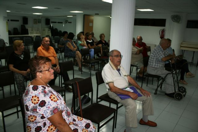 Autoridades municipales asisten a la asamblea general del Centro Municipal de Personas Mayores de la plaza Balsa Vieja, Foto 7