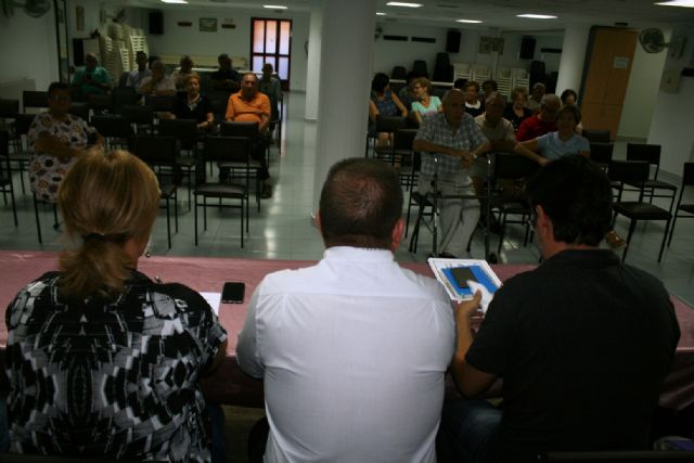 Autoridades municipales asisten a la asamblea general del Centro Municipal de Personas Mayores de la plaza Balsa Vieja, Foto 9