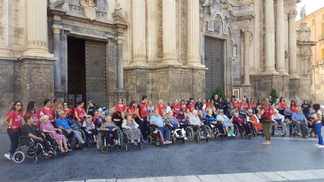 Familia visibiliza el trabajo de los voluntarios que regalan su tiempo a las personas más vulnerables - 1, Foto 1
