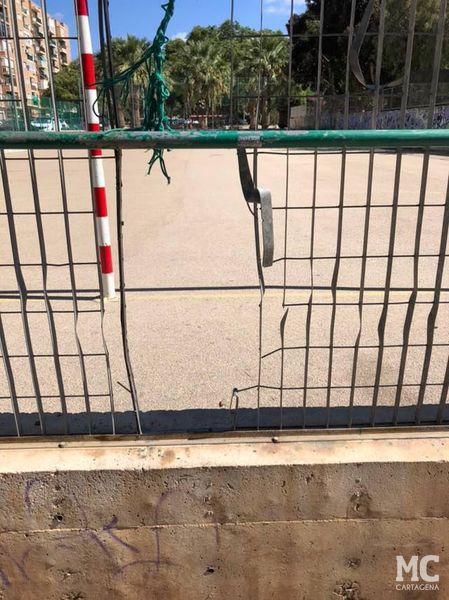 MC Cartagena denuncia el lamentable estado de mantenimiento de las pistas deportivas de Ciudad Jardín - 5, Foto 5