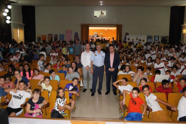 Se entregaron los diplomas de la III Muestra de Expresión Plástica 12 de octubre, la Fiesta de mi País, en la que han participado más de seiscientos alumnos de 5° de Primaria - 2, Foto 2