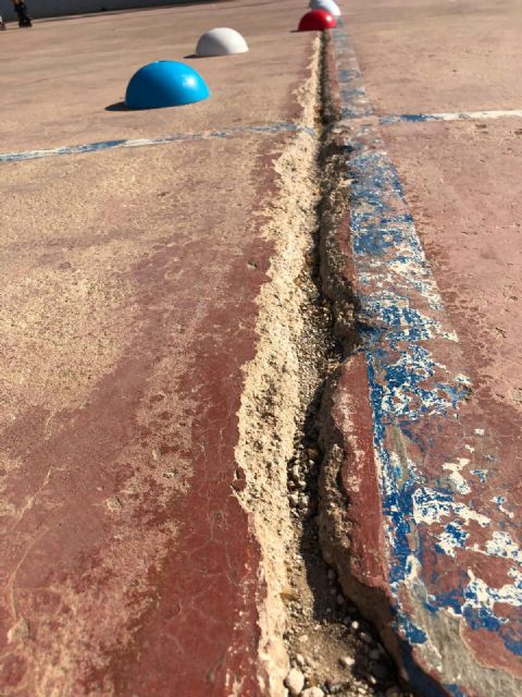 Ciudadanos inspecciona la pista exterior de hockey en Barrio Peral y califica su estado de esperpento temerario - 3, Foto 3